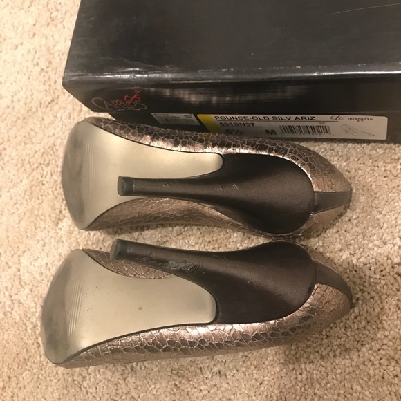 Carlos Santana pounce-old silver ariz heels - Picture 4 of 4